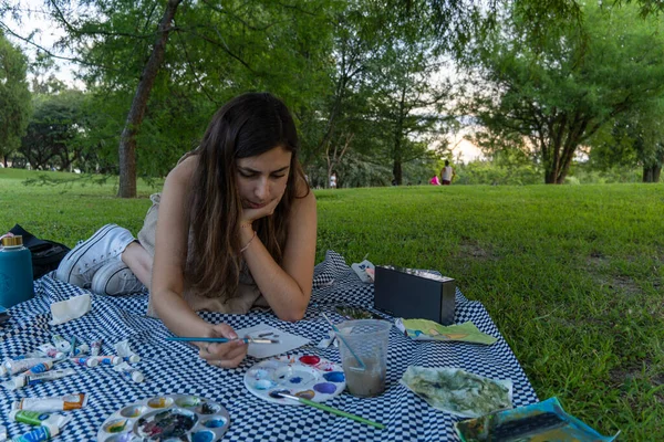 Pintado Con Acordelas Una Cita Picnic Mujer Joven Usando Pinceles — Foto de Stock