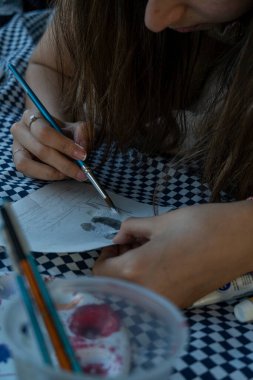 Açık havada resim çizen genç bir kadın palet ve tuvali olan bir sehpanın yanında yetenekli bir sanatçı, yaz konsepti, sanatçı hobisi Meksika Latin Amerika