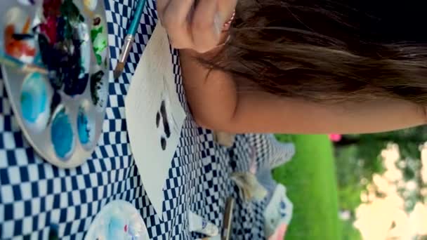 Namalowana Akordeą Pikniku Młoda Kobieta Używająca Pędzli Rysująca Papierze Mexico — Wideo stockowe