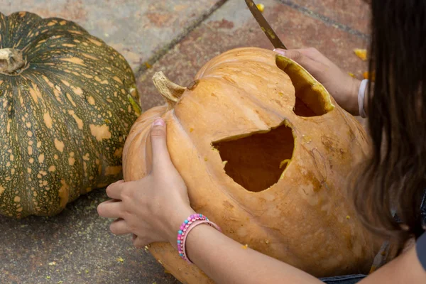 Udskårne Halloween Græskar Jack Lanterne Med Udskæring Værktøjer Uhyggeligt Grinende - Stock-foto
