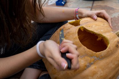 Oyulmuş Cadılar Bayramı balkabağı, oyma aletleriyle Jack Lantern. Ürkütücü gülüş, korkunç kafa. Meksika Guadalajara