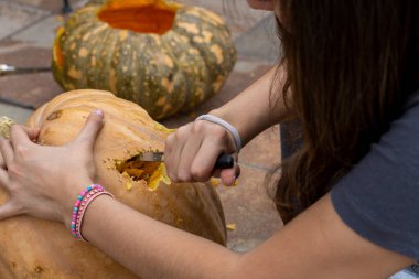 Oyulmuş Cadılar Bayramı balkabağı, oyma aletleriyle Jack Lantern. Ürkütücü gülüş, korkunç kafa. Meksika Guadalajara