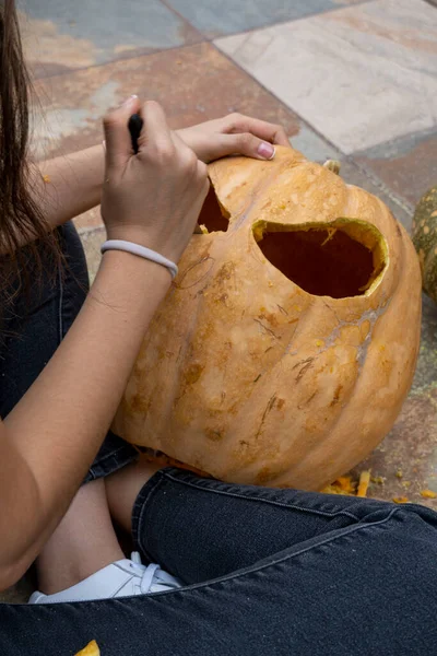 Joven Con Taladro Dremel Perforando Una Calabaza Para Halloween Mexico —  Fotos de Stock