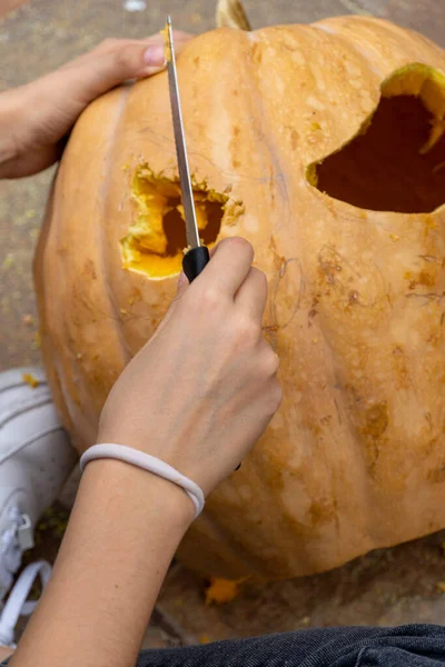 Wyrzeźbiona Dynia Halloween Latarnia Jacka Narzędziami Rzeźbienia Straszny Śmiech Straszna — Zdjęcie stockowe