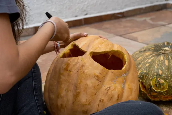 Calabaza Halloween Tallada Linterna Jack Con Herramientas Tallado Riendo Espeluznante —  Fotos de Stock