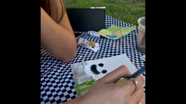Pintado Com Accordelas Uma Data Piquenique Jovem Mulher Usando Escovas — Vídeo de Stock