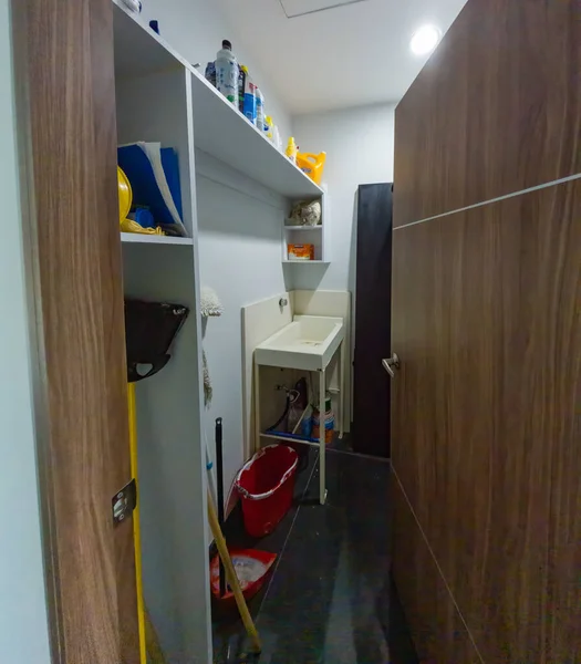 Δωμάτιο Καμαριέρας Ενός Διαμερίσματος Όλα Αποδιοργανωμένα Απορρυπαντικό Και Καθάρισμα Πλυντήριο — Φωτογραφία Αρχείου