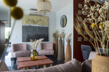 Meksika iç mimarisi vazolar ve doğal ahşap, Meksika tasarımı, toprak ve cam vazolar mimari iç tasarımı Latin Amerika