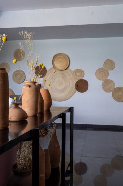 Meksika iç mimarisi vazolar ve doğal ahşap, Meksika tasarımı, toprak ve cam vazolar mimari iç tasarımı Latin Amerika