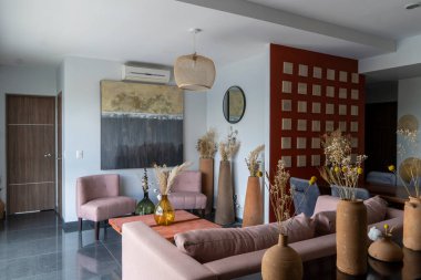 Meksika iç mimarisi vazolar ve doğal ahşap, Meksika tasarımı, toprak ve cam vazolar mimari iç tasarımı Latin Amerika