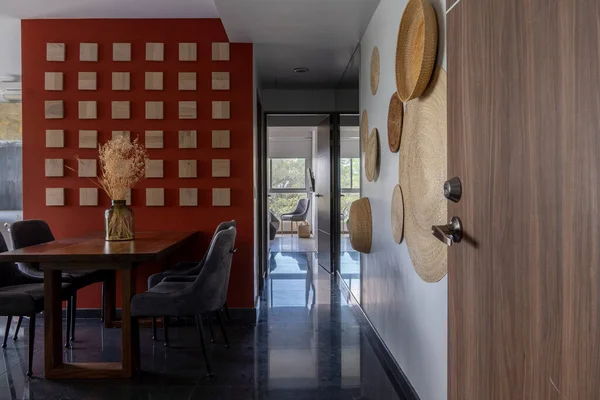 Innenarchitektur Des Stilvollen Speisesaals Mit Familiärem Holztisch Modernen Stühlen Teller — Stockfoto