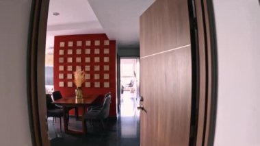 Şık yemek odasının iç tasarımı aile ahşap masası, modern sandalyeler, fındıklı tabak, tuz ve biberlik. Beton zemin. Beyaz duvar. Şablon.