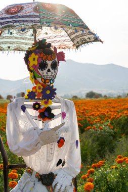 Catrina elinde şemsiyeyle sahada, Meksika Latin Amerika