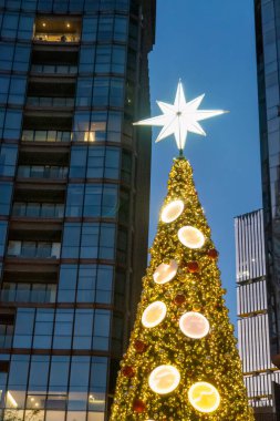 Arka planda Noel ağacı gibi yüksek binalar, Noel ve iş konsepti, Meksika Latin Amerika