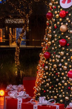 Arka planda Noel ağacı gibi yüksek binalar, Noel ve iş konsepti, Meksika Latin Amerika