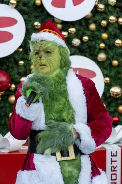 Huysuz Varyemez Noel Baba siyah arka planda izole edilmiş. Meksika Latin Amerika 'ya