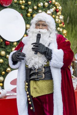 Papa Noel, kırmızı paltosu ve uzun beyaz sakalıyla, Meksika Latin Amerika Guadalajara