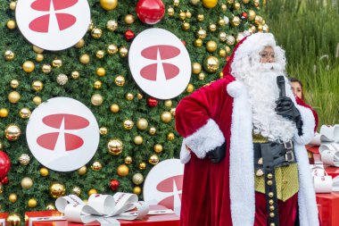 Noel Baba Noel 'den bahsediyor. Tatillerde bir Noel ağacının arkasında. Meksika Latin Amerika.