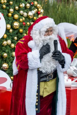 Noel Baba Noel 'den bahsediyor. Tatillerde bir Noel ağacının arkasında. Meksika Latin Amerika.