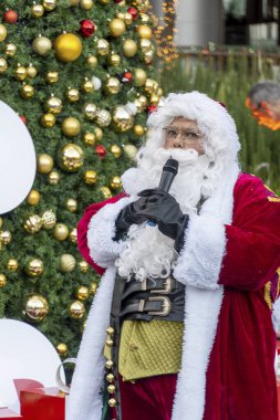 Papa Noel, kırmızı paltosu ve uzun beyaz sakalıyla, Meksika Latin Amerika Guadalajara