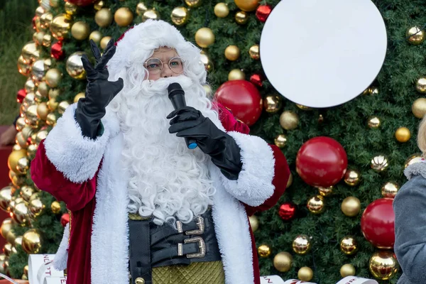 Noel Baba Noel 'den bahsediyor. Tatillerde bir Noel ağacının arkasında. Meksika Latin Amerika.