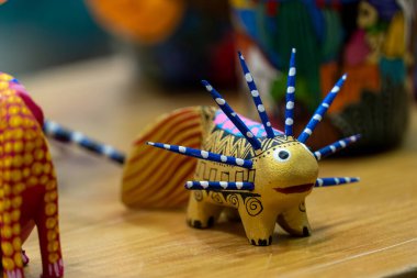 Alebrije, renkli Meksika el işi oyuncağı, küçük fantezi hayvan Meksika Latin Amerika