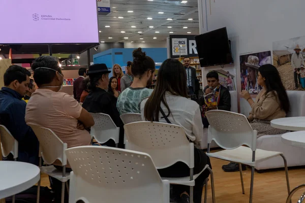 Sözcü şirket iş konferansı hakkında bir konuşma yapacak. Konferans salonundaki tanınmayan insanlar. İş ve Girişimcilik etkinliği. Meksika Latin Amerika 'ya