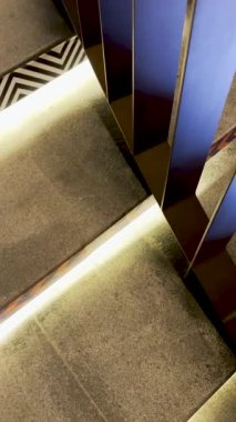 Noel süslemeleri gece alışveriş merkezi ışıkları, merdivenler ve tırabzan Meksika Latin Amerika