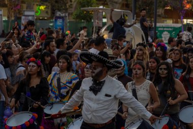 Modifiye arabalarla ölüm töreni günü, enstrüman çalan insanlar, Meksika Latin Amerika, Meksika Latin Amerika