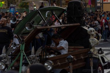 Modifiye arabalarla ölüm töreni günü, enstrüman çalan insanlar, Meksika Latin Amerika, Meksika Latin Amerika