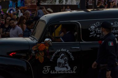 Modifiye arabalarla ölüm töreni günü, enstrüman çalan insanlar, Meksika Latin Amerika, Meksika Latin Amerika