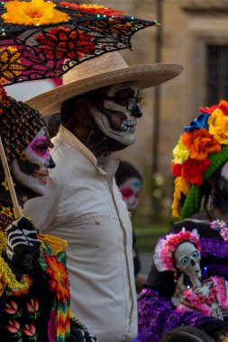 Modifiye arabalarla ölüm töreni günü, enstrüman çalan insanlar, Meksika Latin Amerika, Meksika Latin Amerika