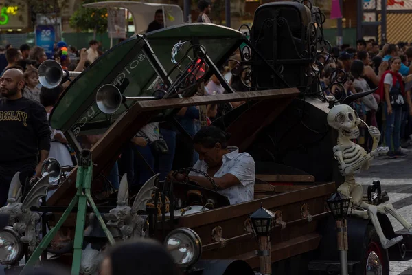 Modifiye arabalarla ölüm töreni günü, enstrüman çalan insanlar, Meksika Latin Amerika, Meksika Latin Amerika