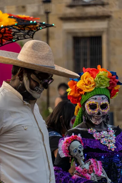 Ölü günü için charro gibi giyinmiş bir adam Catrina, Meksika Latin Amerika 'lı bir kadının yanında.