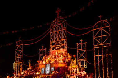 Orta Meksika 'dan Ölüler Günü' nün adağı; picado, veladoras, fotoğrafçılık, çiçekler ve ölülerin ekmeği.