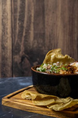 Meyve suyunda altın tortilla, kızarmış, turp ve baharatlı sosla hazırlanmış, tipik Meksika baharatlı yemekleri, bol baharatlı, Meksika latin amerika