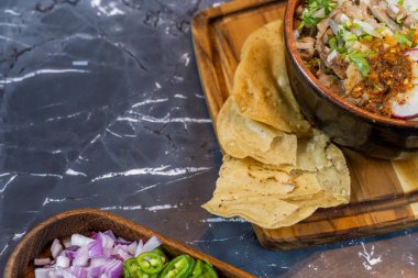 Tatemada acı sosu, pastırma, soğan ve kişniş üzerine geleneksel Meksika, Latin Amerika yemekleri.