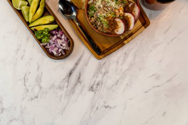 Meyve suyunda et, avokado ve çiğ yeşil Şili ile doğranmış soğan, Meksika Latin Amerika