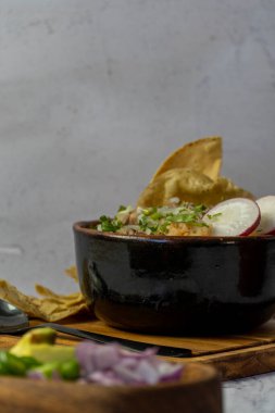 Meksika usulü avokado ve limonlu et yemeği. Meyve suyunda et. Tipik Meksika yemeği.