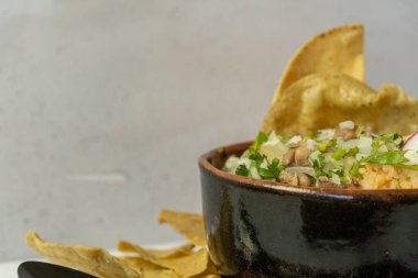 Meyve suyunda et yemeği için limon mısır tortilla cipsi, bardakta horchata suyu, Meksika yemeği, Latin Amerika