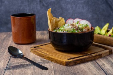 Meksika yemek kasesi, kapağında et suyu kişniş ve soğan olan, Meksika ahşap tabakları Latin Amerika