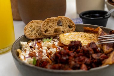 Kızartma tavalı yumurtalı pastırma, portakal suyu, kızarmış ekmek ve çok baharatlı yağ sosu, Meksika Latin Amerika