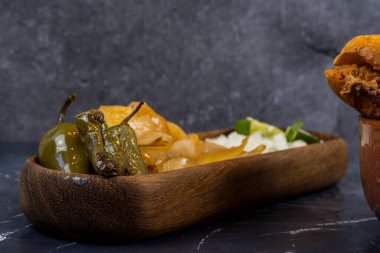 Torta de res, tipik Meksika yemeği, jalisco 'dan tuzlu ekmek, biber ve kızarmış soğan, Meksika latin amerika