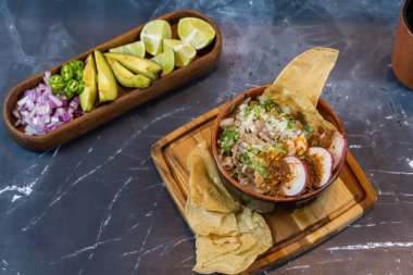 Avokado, soğan ve kişniş. Meyve suyunda ete eşlik etmek için. Taş ve ahşap kaplamalı tipik Meksika yemeği.