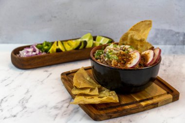 Avokado, soğan ve kişniş. Meyve suyunda ete eşlik etmek için. Taş ve ahşap kaplamalı tipik Meksika yemeği.