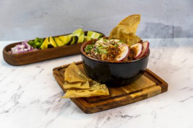 Tostadas carne tipik Meksika yemeği, ahşap tabak ve ahşap tabaka, turp ve soğan, Meksika Latin Amerika