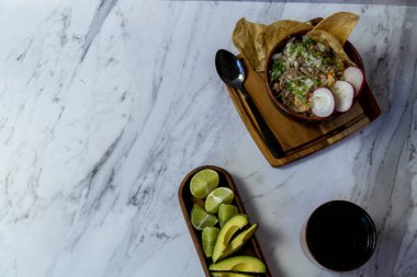 Meksika usulü avokado ve limonlu et yemeği. Meyve suyunda et. Tipik Meksika yemeği.