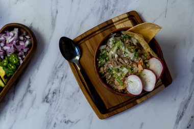 Tatemada acı sosu, pastırma, soğan ve kişniş üzerine geleneksel Meksika, Latin Amerika yemekleri.