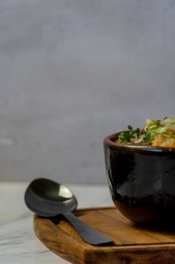 Meksika usulü avokado ve limonlu et yemeği. Meyve suyunda et. Tipik Meksika yemeği.