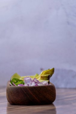 Meyve suyunda et, avokado ve çiğ yeşil Şili ile doğranmış soğan, Meksika Latin Amerika